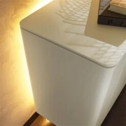 Hülsta Gentis 4R Sideboard - Lack-Ausführung 140,8 Cm Breit - 3 Schubladen -Günstiges CYBEX || Britax || VOX Geschäft beleuchtung detail 2