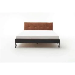 Meise Möbel Boston Metallbett Cognac 180 X 200 Cm Füße Wählbar Kopfteil Gesteppt Umlaufende Biese -Günstiges CYBEX || Britax || VOX Geschäft boston kt 3 biese preston 24 cognac speichenfuss frontal ohne deko 2567 20 fein 2