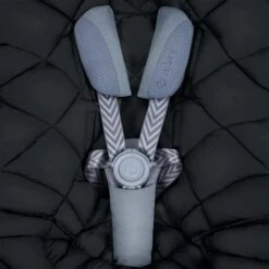 Cybex Snogga 2 Moon Black Fußsack -Günstiges CYBEX || Britax || VOX Geschäft cyb 22 int deta snogga2 moob harness print medium