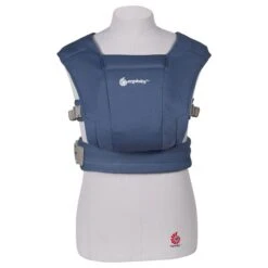 Ergobaby Embrace Soft Navy Babytrage Für Neugeborene -Günstiges CYBEX || Britax || VOX Geschäft embrace soft navy bcemanavy ifi front