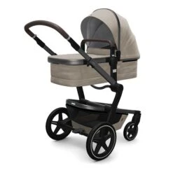 Joolz Day+ Kinderwagen Timeless Taupe Bundle -Günstiges CYBEX || Britax || VOX Geschäft joolz day cot perspective timeless taupe 1 1