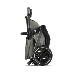 Joolz Day+ Kinderwagen Sage Green Sportwagensitz Und Babywanne -Günstiges CYBEX || Britax || VOX Geschäft joolz day folded with seat side view sage green.png