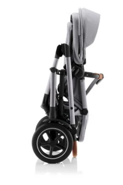 Britax Smile 5Z Kinderwagen Frost Grey -Günstiges CYBEX || Britax || VOX Geschäft smile 5z frostgrey anthrazite brownhandle 01 folded pushchair rwf 2023 1