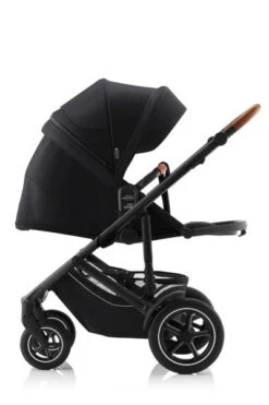 Britax Smile 5Z Kinderwagen Galaxy Black - GreenSense -Günstiges CYBEX || Britax || VOX Geschäft smile 5z galaxyblack black brownhandle 01 rwf lieflat 2023 1